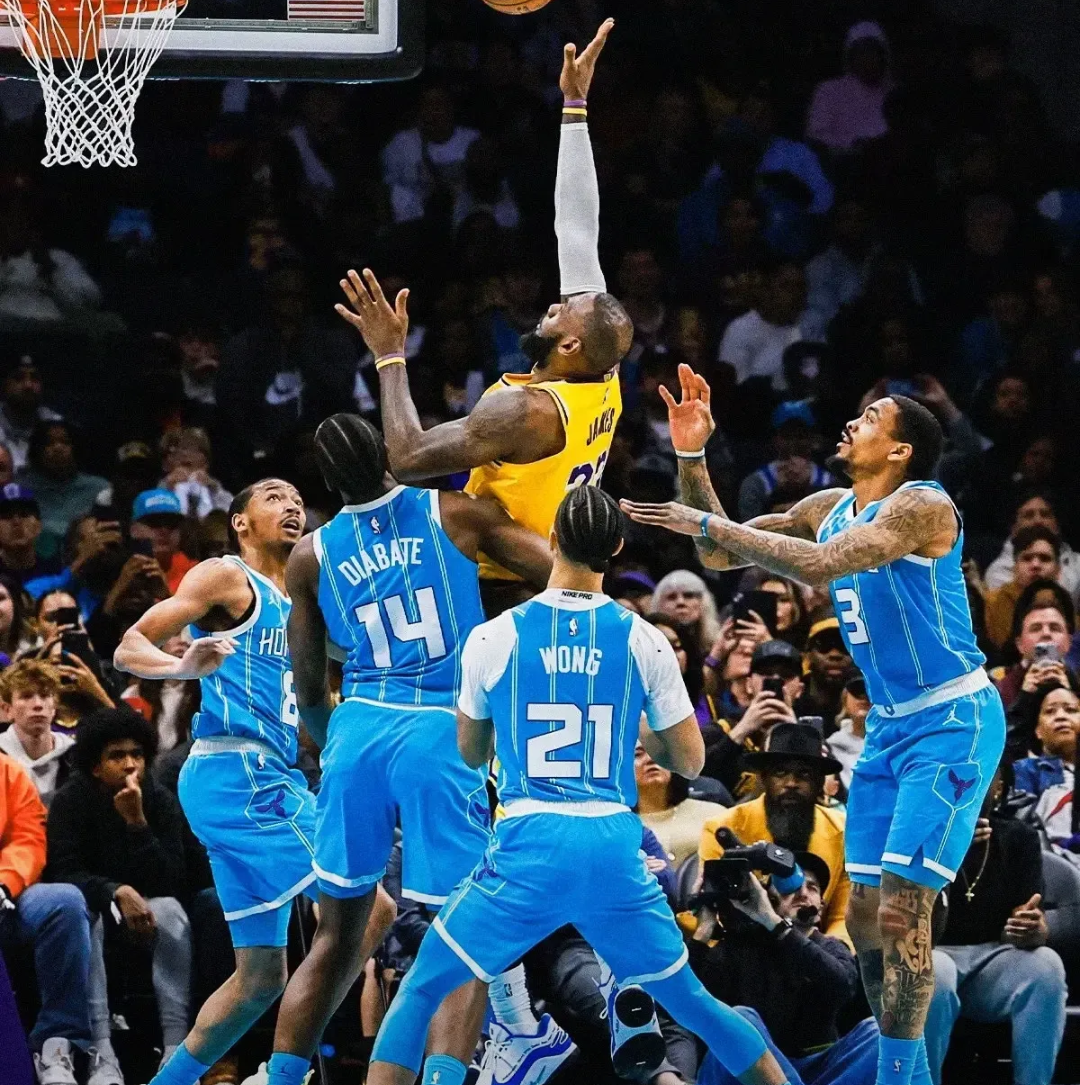 包含黄蜂队打出进攻火力，大胜对手晋级的词条