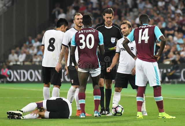 包含足球赛事激烈竞争，谁将笑到最后？的词条