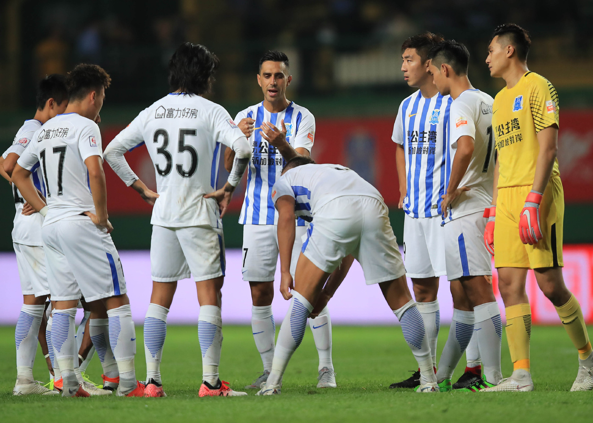 广州富力主场负于河南建业，状态下滑的简单介绍