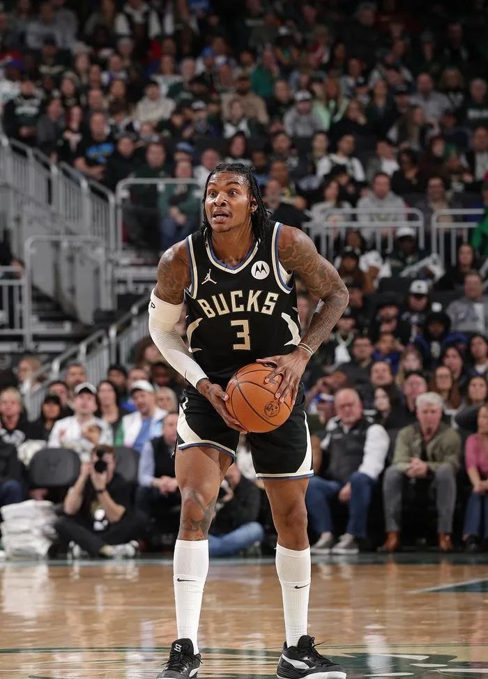 雄鹿绝杀时刻，球队未来可期点燃赛场，老鹰迎来胜利！的简单介绍